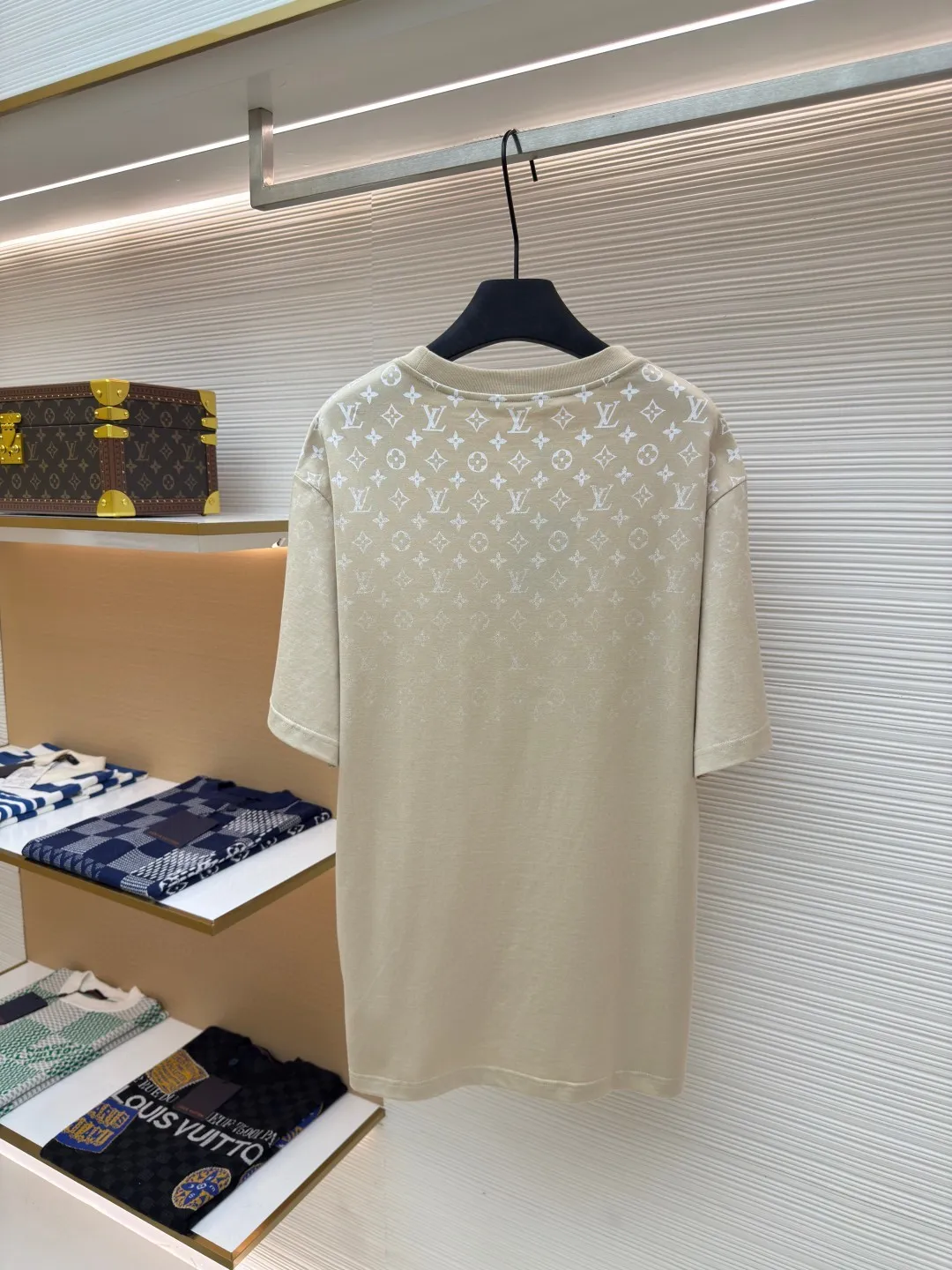 LOUIS VUITTON Gradient presbyopic T-shirt ●Authentic product: Purchased and developed by 8450 ●Item number: 1680205-A10 ●Fabric: refined sulfur cotton fabric ●Technology: printing production ●Version: fitted version ●Weight: about 275 grams ●Size: XS-S-M-L ●Description: The fabric is made of 32s double-ply combed cotton compact siro-spun yarn, matched with 1*1 flat knitted cotton thread. The entire garment's front and rear panels, left and right sleeves, are printed with Kornit white ink digital direct injection. The first draft is made based on the Y-plate scanned pattern, and the clarity of the first draft is corrected by hand to ensure that the printed flower pieces have a gradient and orderly visual effect. The overall wiring is straight and delicate, the fabric is comfortable and soft, and the color is consistent without color difference. It can be matched with the same style to create a fashionable look and control various occasions. Customized accessories, complete with three standards, same style for men and women!